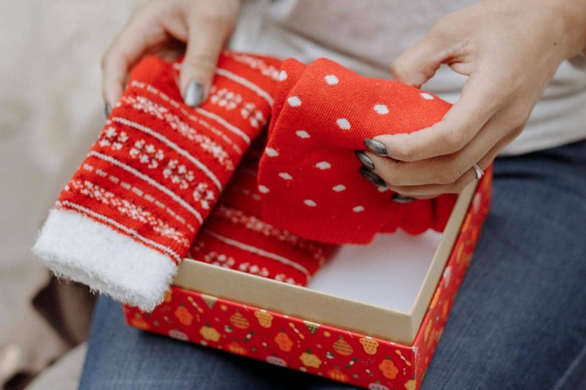 ilustrasi hampers kaos kaki 