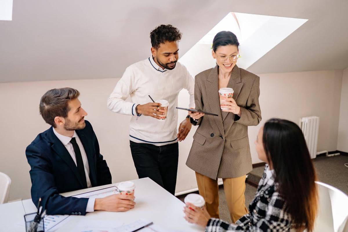 ilustrasi pekerja sedang menikmati waktu coffee break