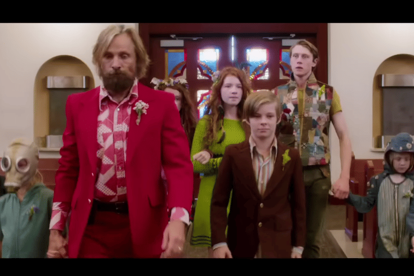 Keluarga cash sedang memasuki gereja