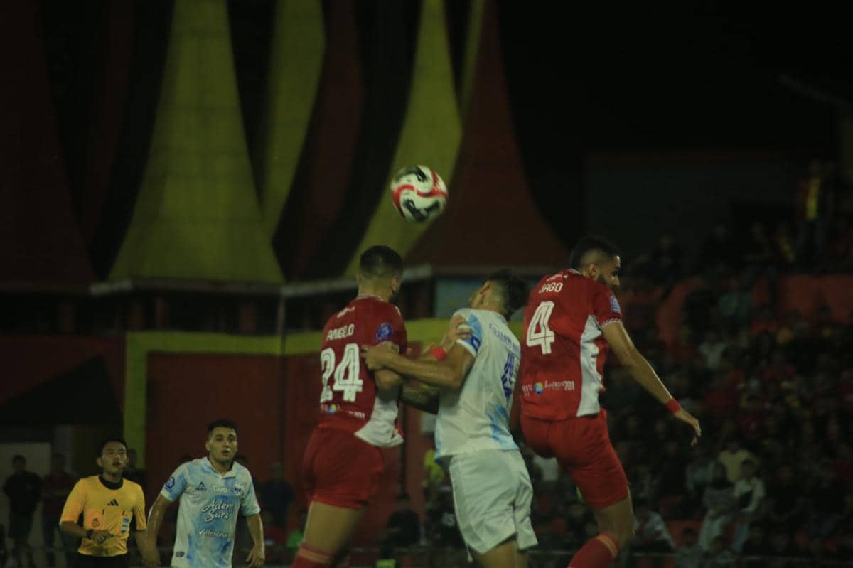 Duel udara pemain Semen Padang FC dan pemain PSIM Yogyakarta (Foto: IDN Times/Halbert Caniago)