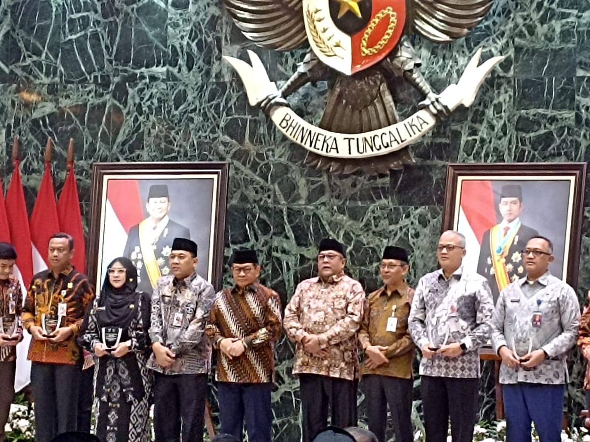 Gubernur DKI Jakarta Pramono Anung dan Wakil Gubernur Rano Karno dalam menunaikan Zakat di Balai Kota, Kamis (5/3/2026). 