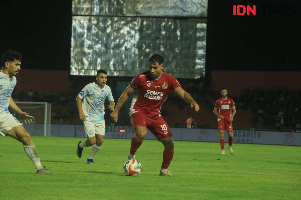 WhatsApp Image 2026-03-05 at Pemain Semen Padang FC, Frise menggiring bola saat menghadapi PSIM Yogyakarta (Foto: IDN Times/Halbert Caniago)(1).jpeg