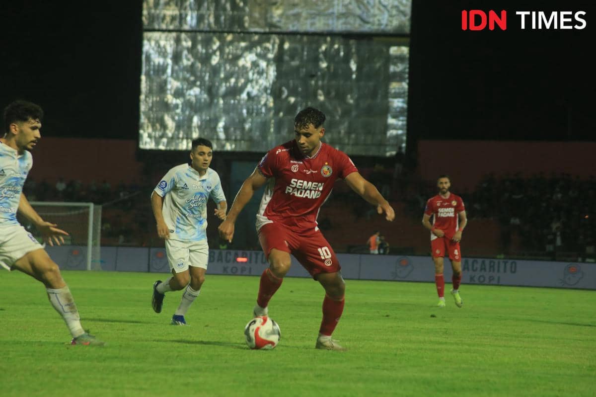 WhatsApp Image 2026-03-05 at Pemain Semen Padang FC, Frise menggiring bola saat menghadapi PSIM Yogyakarta (Foto: IDN Times/Halbert Caniago)(1).jpeg