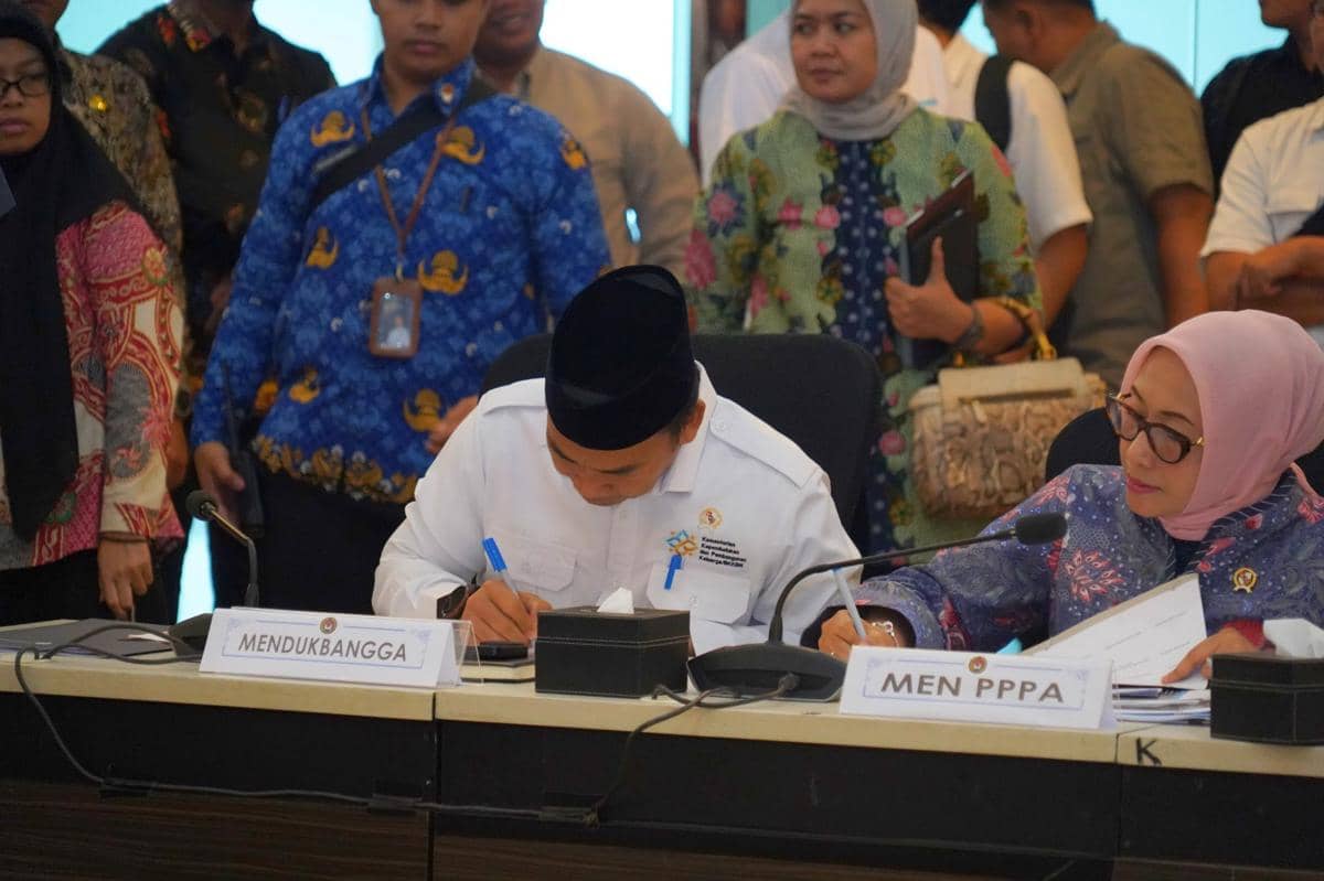 Kementerian Kependudukan dan Pembangunan Keluarga/BKKBN bersama delapan kementerian/lembaga menandatangani SKB Kesehatan Jiwa Anak untuk memperkuat pengasuhan positif dan cegah bunuh diri anak. (Dok. Kemendugbangga)