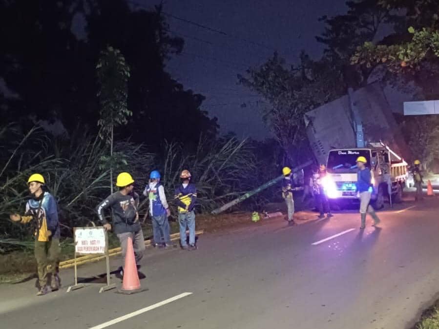 Pln, cuaca ekstrem, listrik, petugas pln