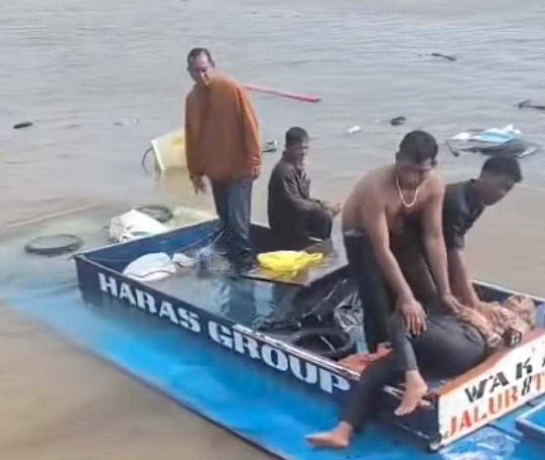 Kondisi speedboat karam dihantam ombak di Perairan Muara Telang.