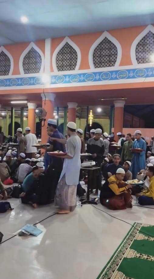 Atta Buka Puasa di Pesantren (instagram.com/attahalilintar)