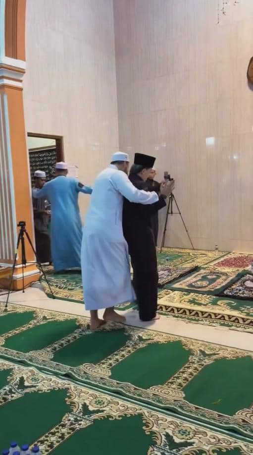 Atta Buka Puasa di Pesantren (instagram.com/attahalilintar)