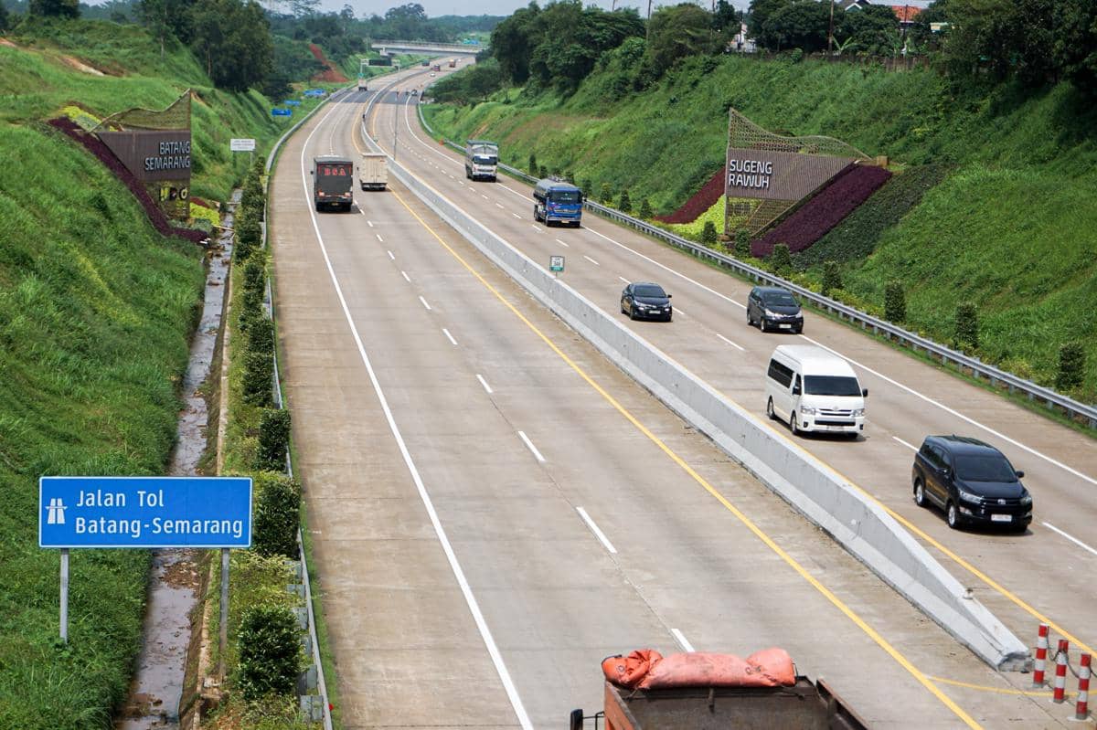 Sejumlah kendaraan melintas di jalan tol Trans Jawa di Kabupaten Batang, Jawa Tengah Minggu (1/3/2026). (ANTARA FOTO/Harviyan Perdana Putra)
