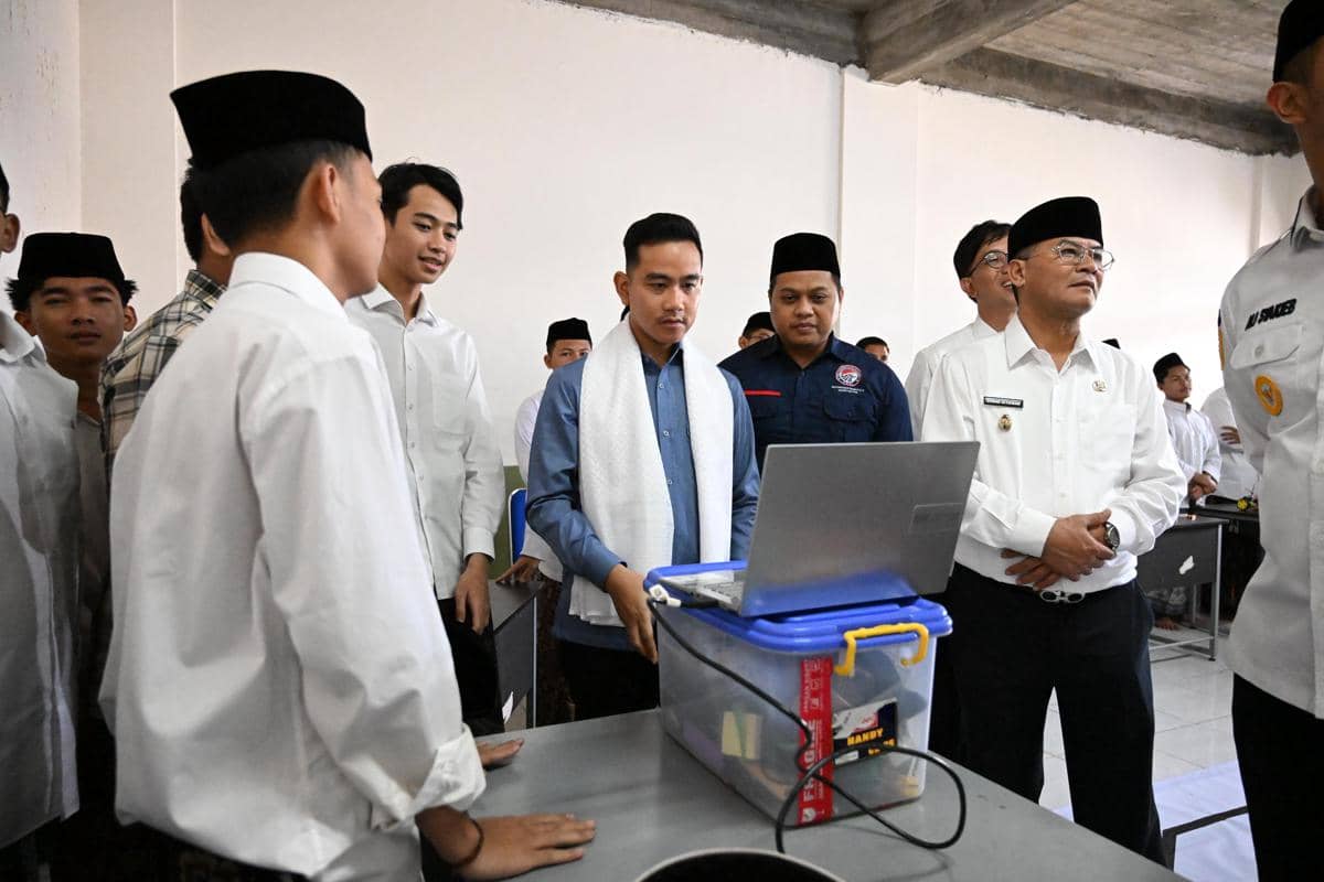Kunjungi Ponpes, Gibran Dorong Santri Adaptif Terapkan AI dan Robotik