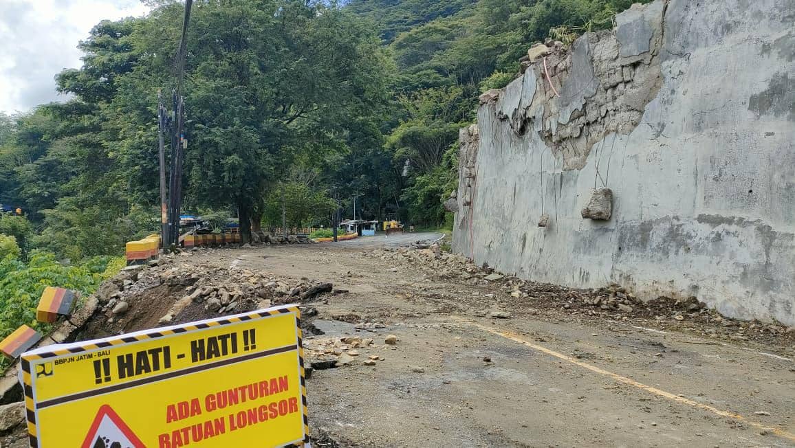 Batu yang Menutup Akses Jalan Trenggalek-Ponorogo Telah Dievakuasi