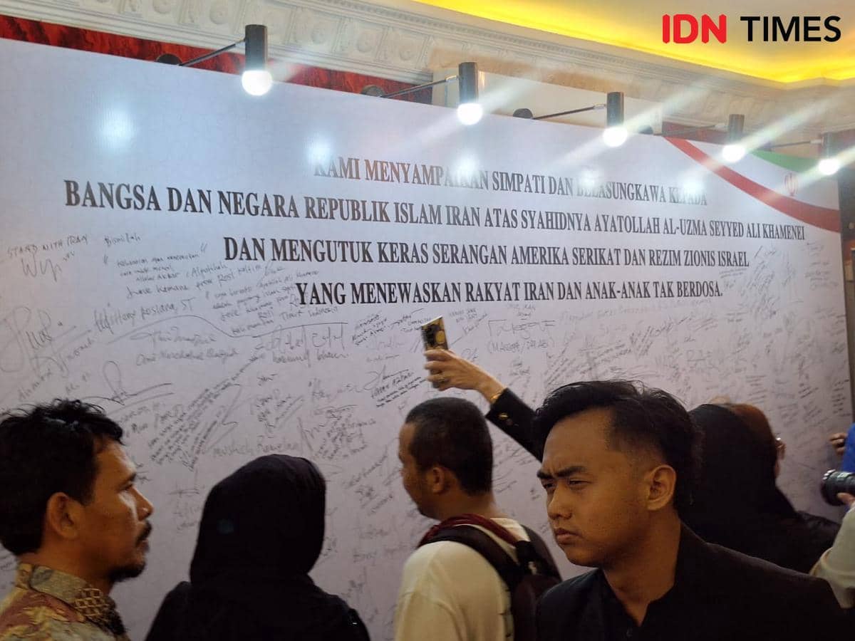 Kedutaan Iran di Jakarta gelar doa bersama dan penandatanganan petisi solidaritas atas eskalasi konflik Iran dengan Amerika Serikat dan Israel. (IDN Times/Lia Hutasoit)