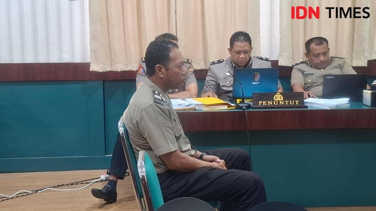 Polres Toraja Utara, Aiptu Nasrullah saat jalani sidang etik di Ruang Propam Polda Sulsel, Kamis (5/3/2026)  IDN Times / Darsil Yahya