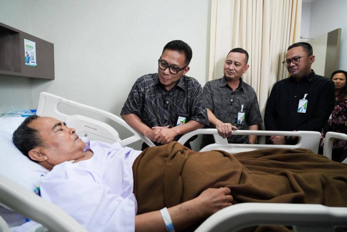 Dirut BPJS Ketenagakerjaan Jenguk Peserta Kecelakaan Kerja di Bekasi