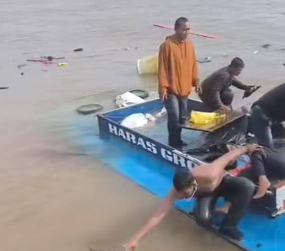 Kondisi speedboat karam dihantam ombak di Perairan Muara Telang.