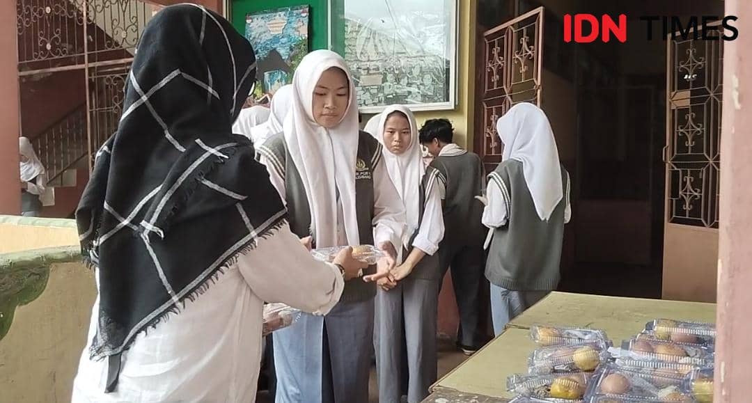 Pembagian MBG di SMK PGRI 1 Palembang