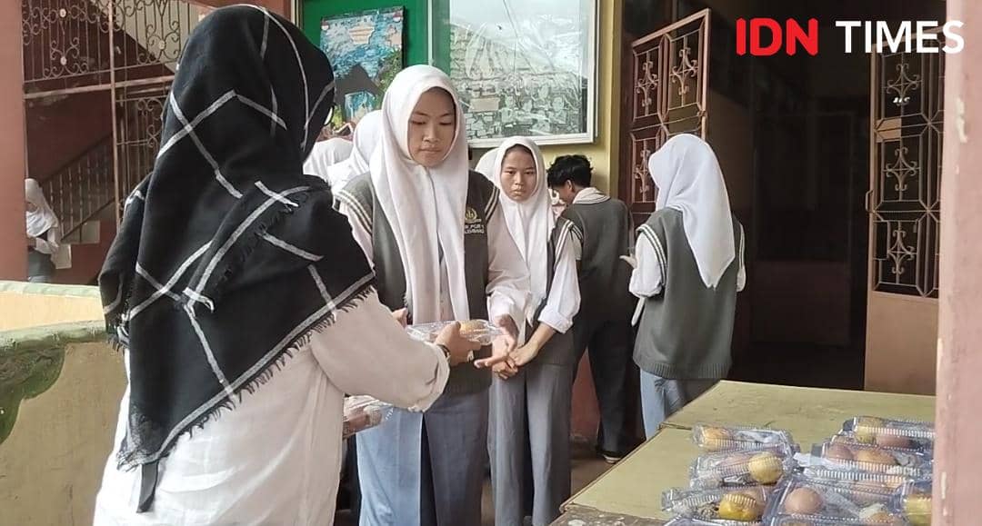 Pembagian MBG di SMK PGRI 1 Palembang (IDN Times/Feny Maulia Agustin)