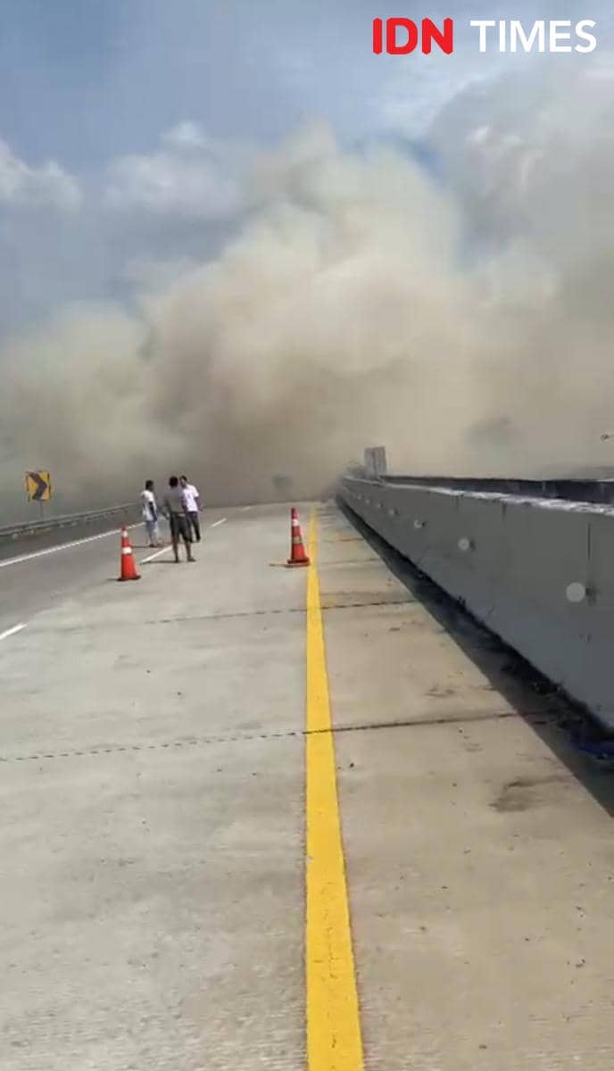 Tabrakan beruntun di jalan tol binjai-langsa diduga dampak asap pembakaran ladang tebu (IDN Times/ Bambang Suhandoko)