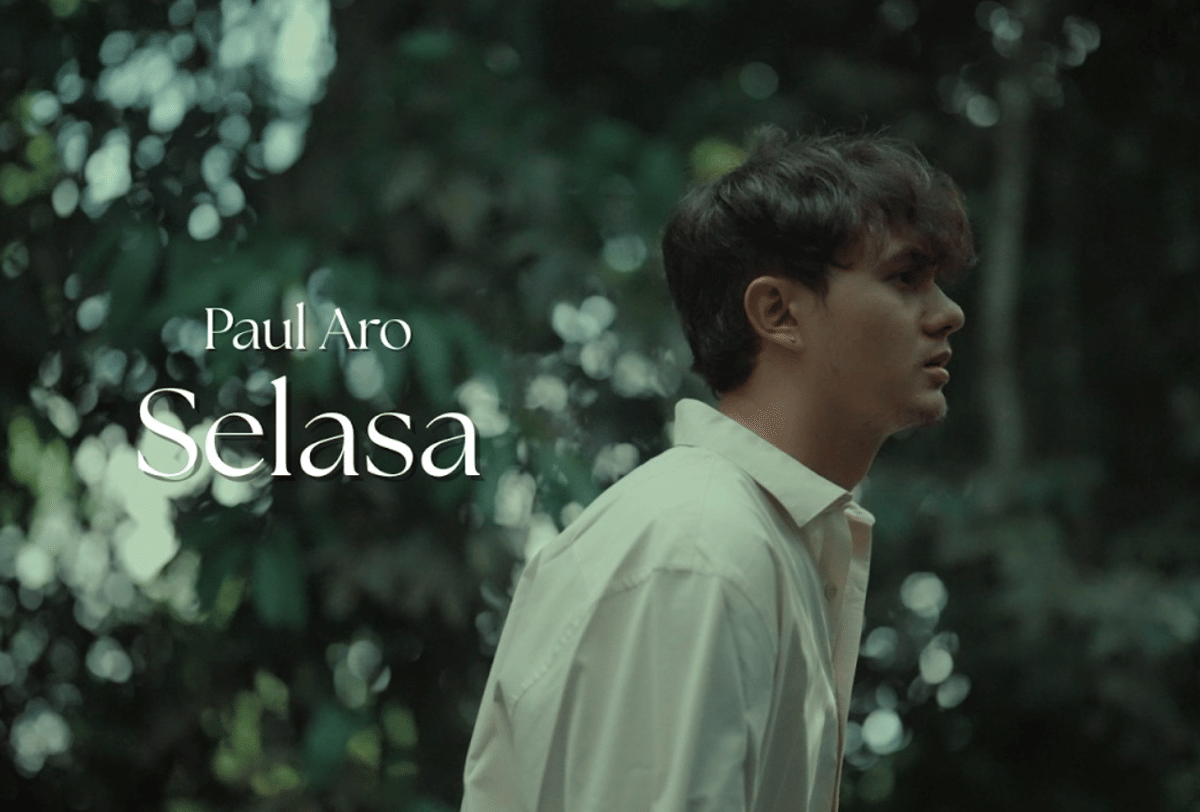 Paul Aro dalam musik video "Selasa" 