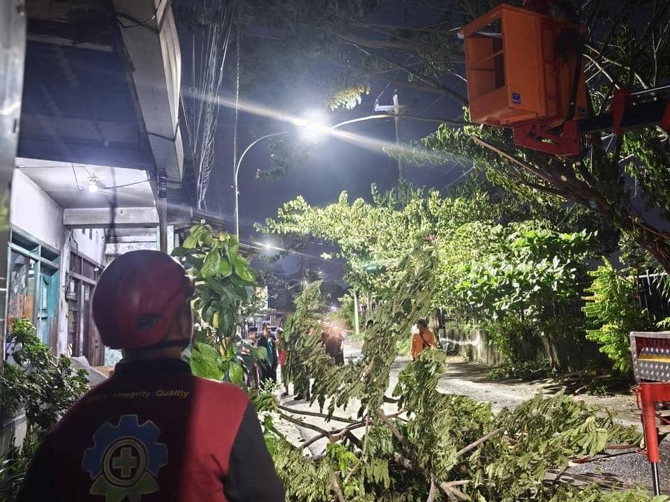 Pln, cuaca ekstrem, listrik, petugas pln