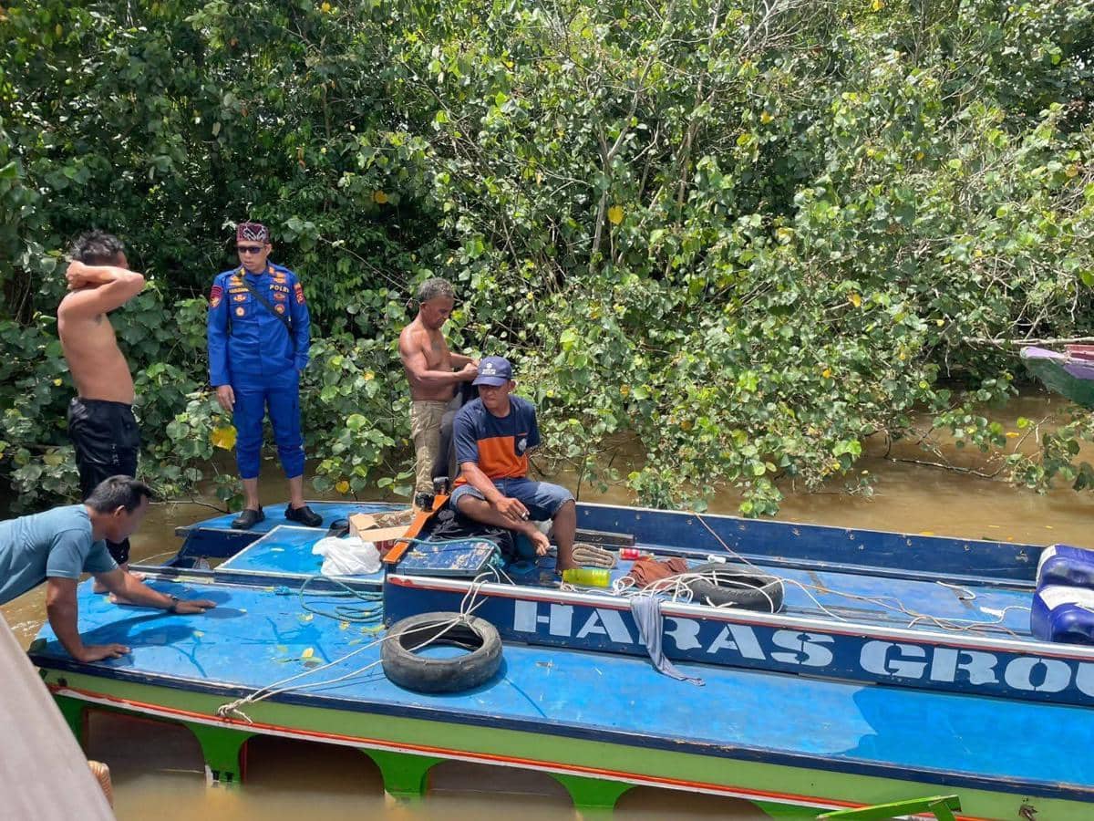 Kondisi speedboat karam dihantam ombak di Perairan Muara Telang.