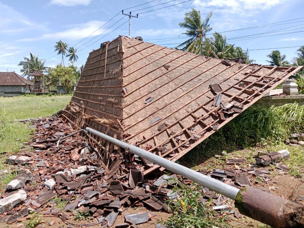 Angin Kencang di Klungkung Robohkan Bangunan dan Pohon