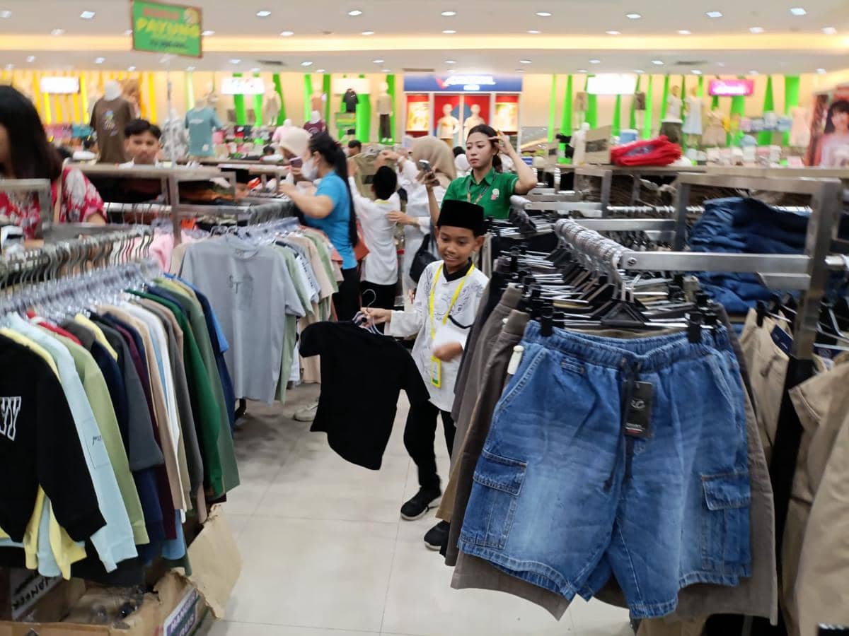 Cerianya Anak Yatim Piatu di Tulungagung Saat Diajak Berbelanja Baju 