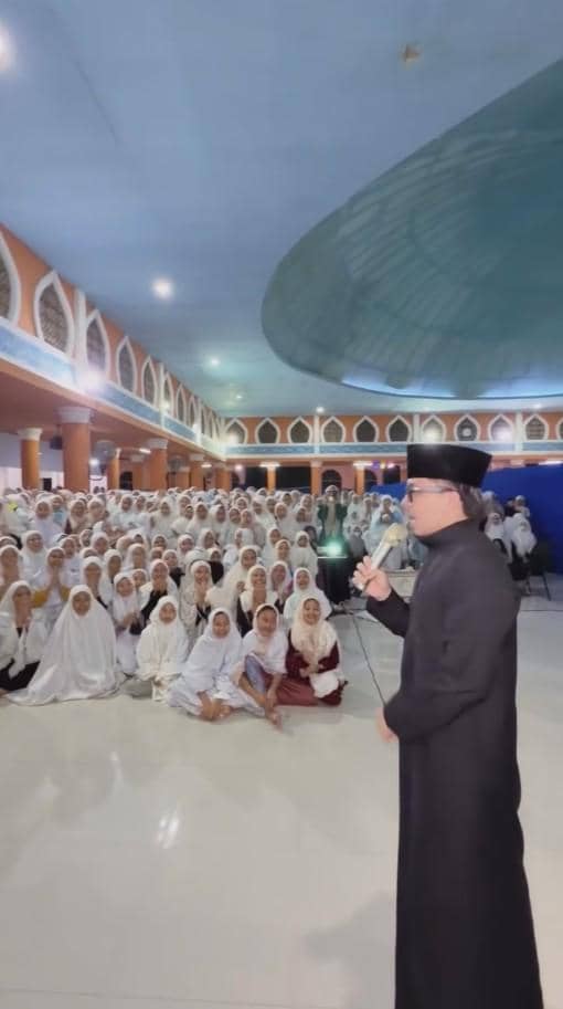 Atta Buka Puasa di Pesantren (instagram.com/attahalilintar)