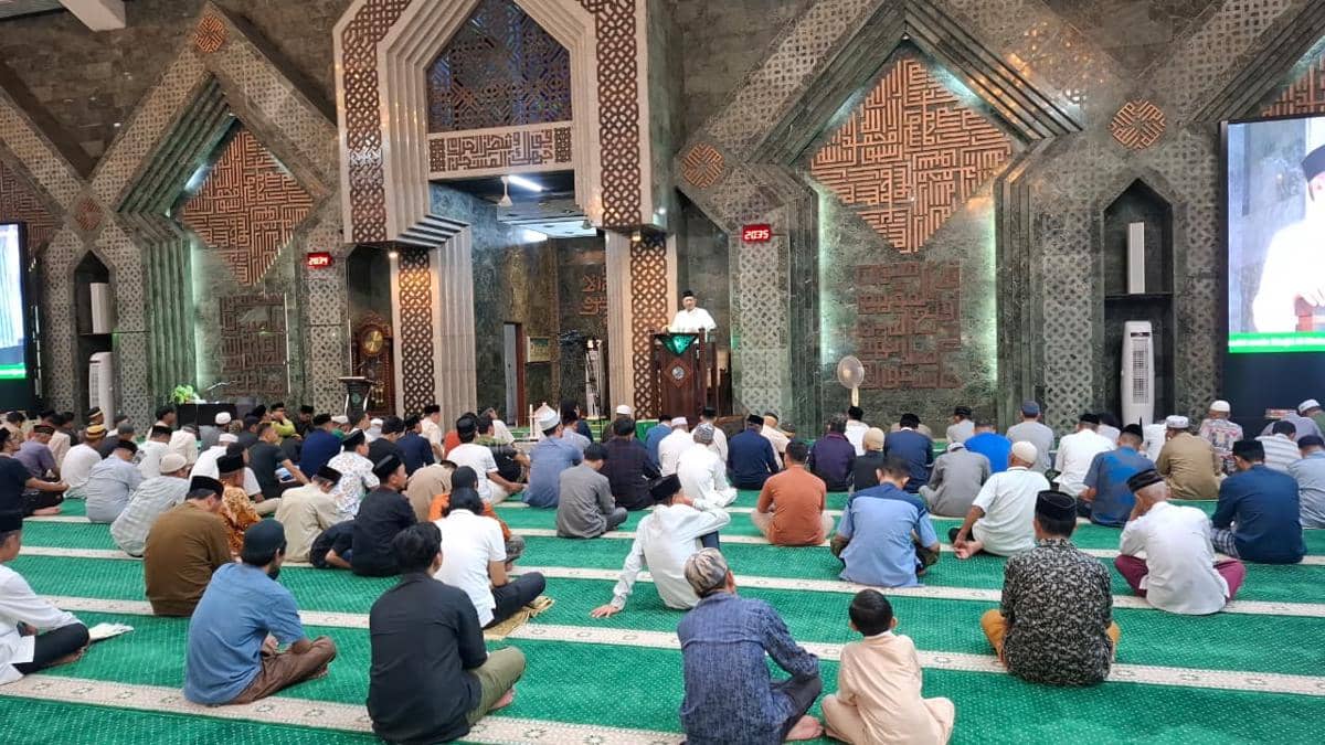 Kakanwil Kemenag Sulawesi Selatan Ali Yafid mengisi jadwal ceramah Ramadan Masjid Al Markaz Al Islami Makassar, Rabu malam (4/3/2026). (Dok. Kemenag Sulsel)