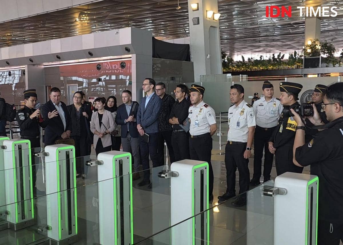 Kepala Kantor Imigrasi Kelas I Khusus TPI Soekarno-Hatta, Galih Priya Kartika Perdhana saat menerima delegasi Imigrasi Australia di Terminal 3 Bandara Soekarno-Hatta