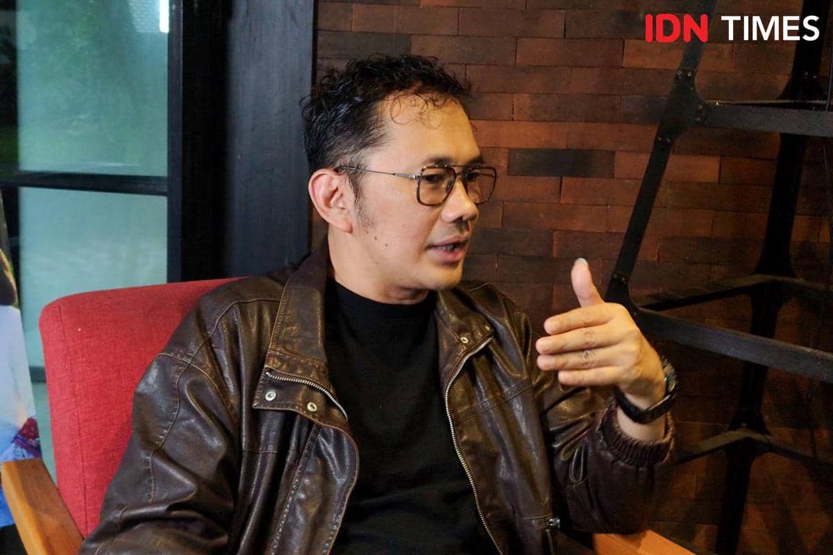 Hanung antusias saat membahas tentang masjid barunya.jpg