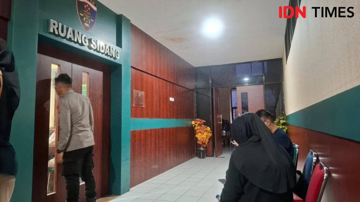 Sidang etik Kasat dan Kanit Naarkoba Polres Toraja di Polda Sulsel, Kamis (5/3/2026). IDN Times/Darsil Yahya