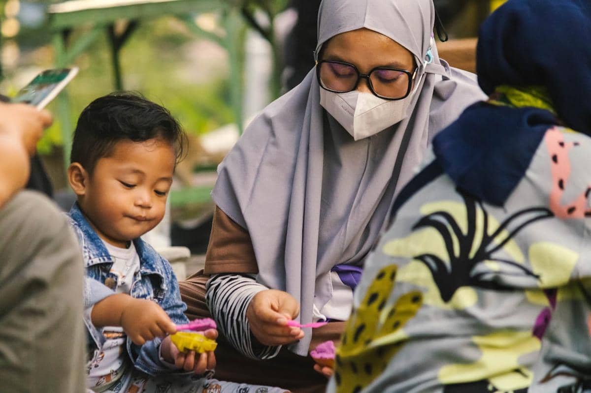 menikmati hidangan halalbihalal