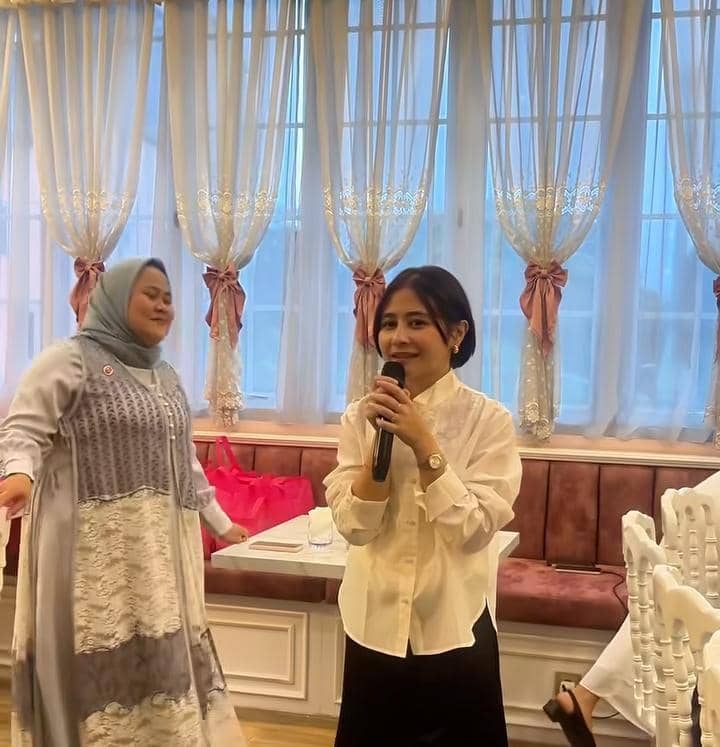 Prilly Latuconsina bukber bareng fans