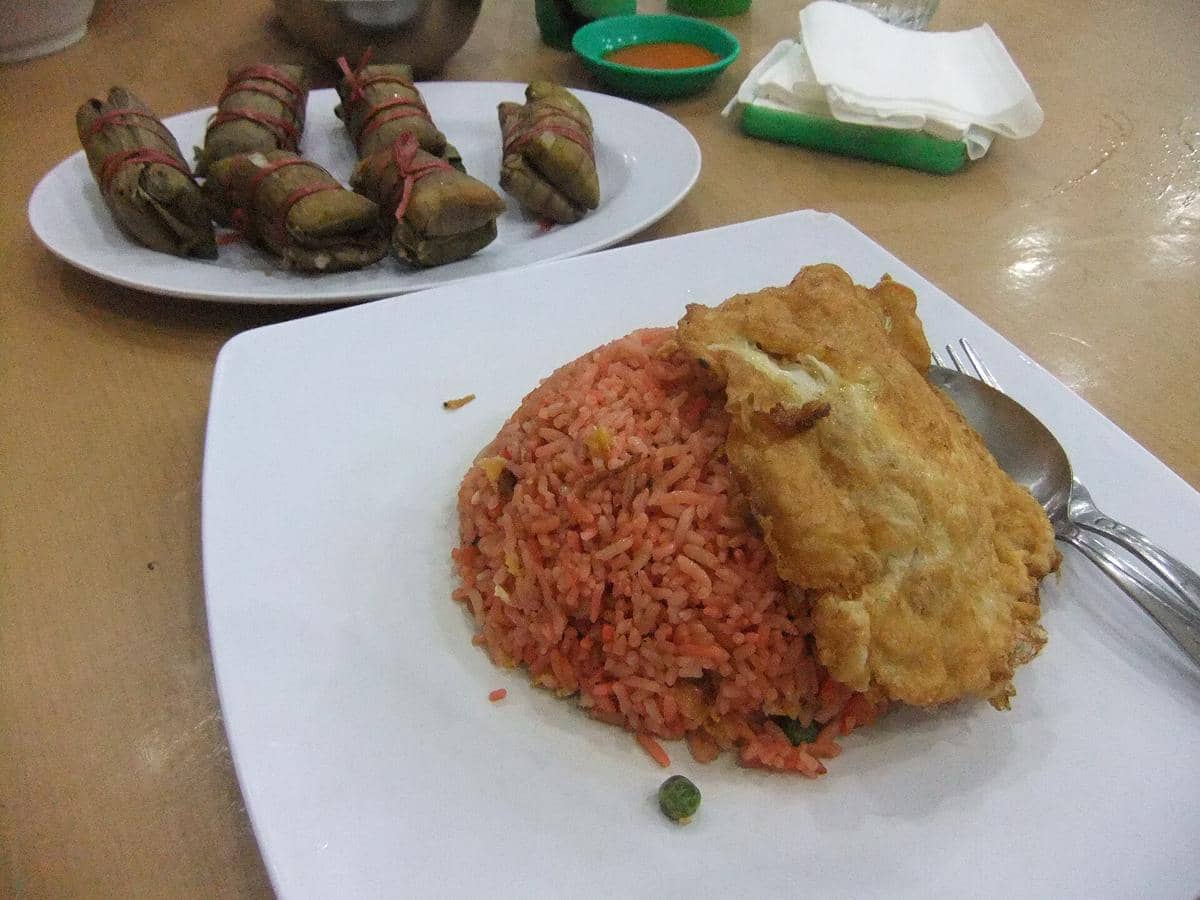 Resep Nasi Goreng Merah Bumbu Sambal Terasi, Pedasnya Mantap!