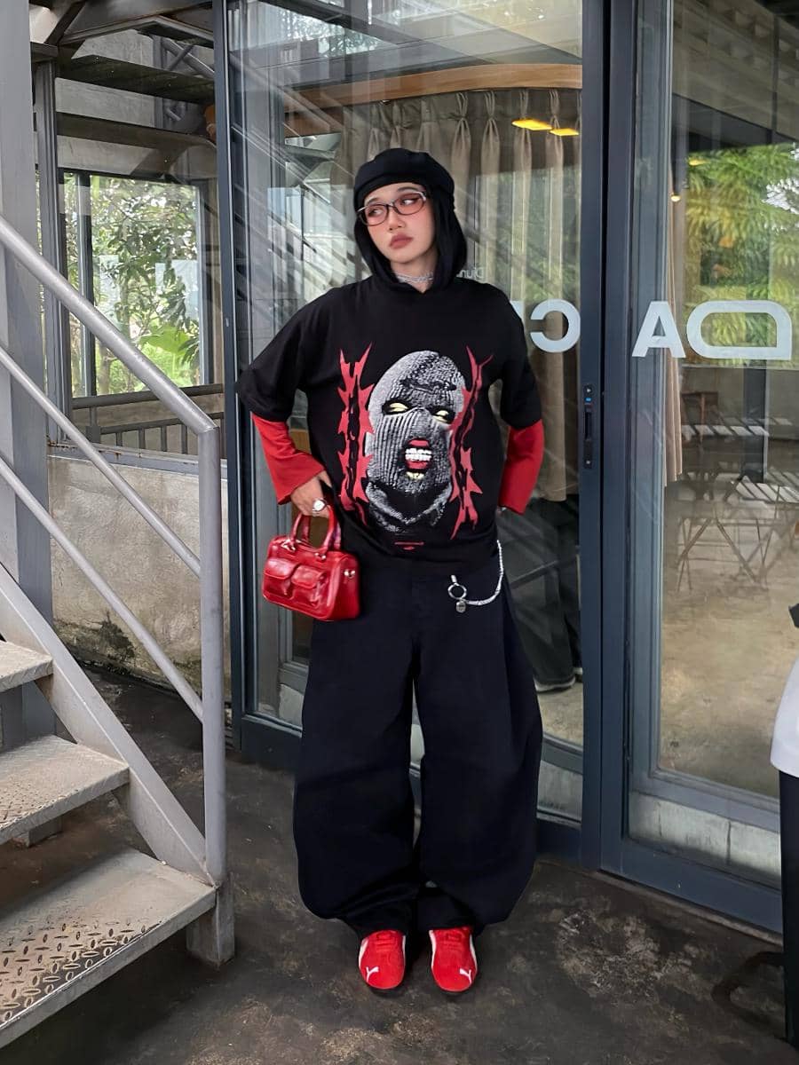 Graphic tee dengan baggy pants ala Putri Rianto