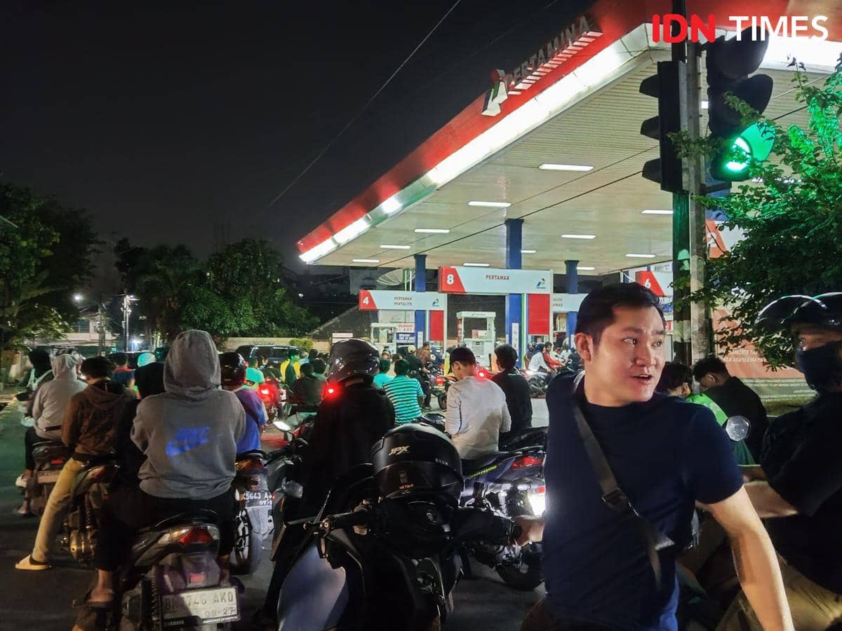 Salah satu SPBU di kota Medan, pada Kamis (5/3/2026) malam. Puluhan sepeda motor berbaris panjang hingga melewati pintu masuk. (Foto: Junaidin Zai)