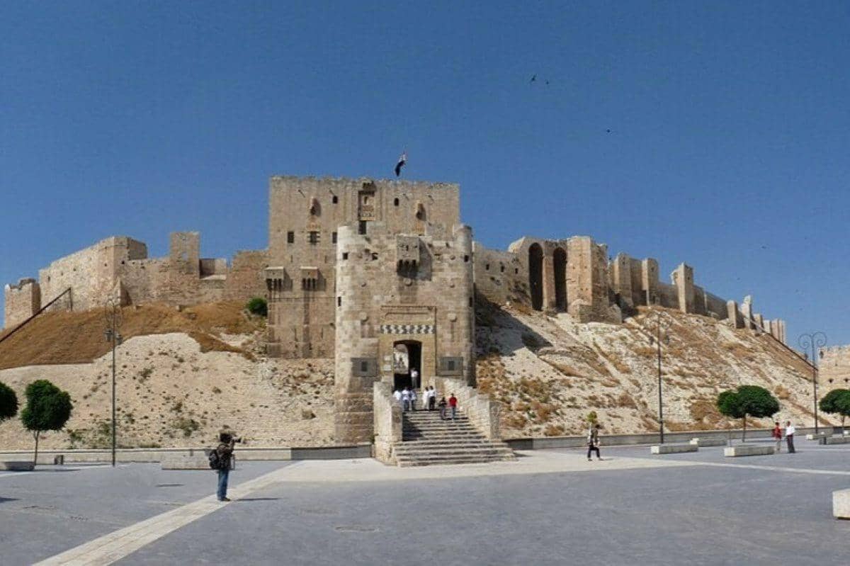 Citadel of Aleppo berdiri di atas bukit buatan