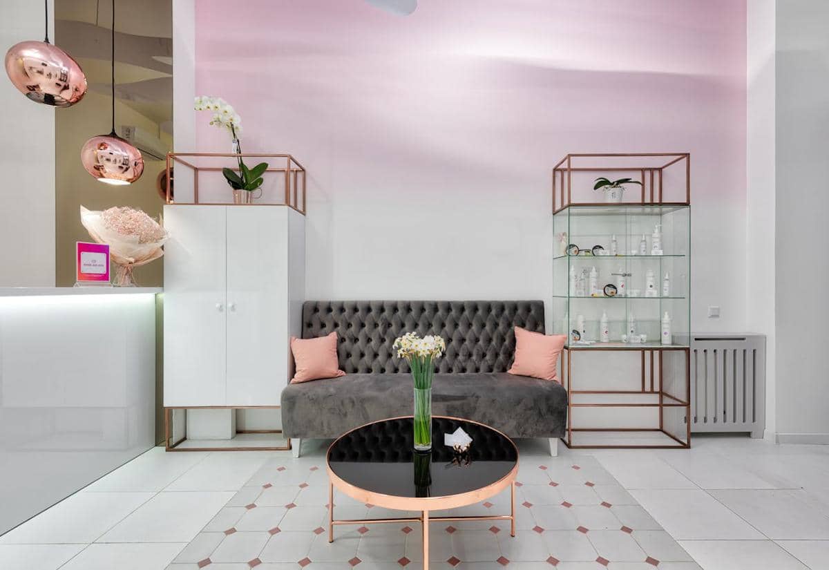 Warna emas sebagai aksen kecil