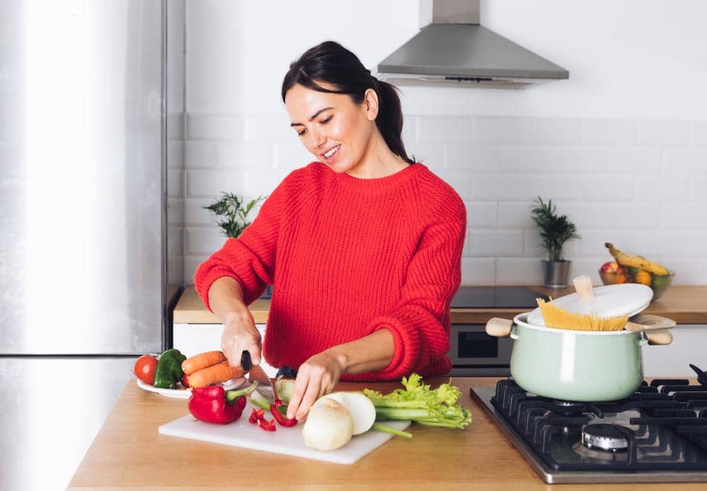 Seorang perempuan memasak.