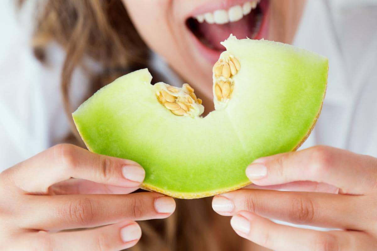 ilustrasi seorang wanita yang sedang makan buah
