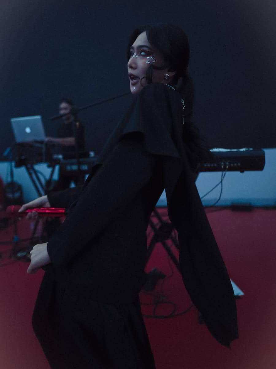 Isyana Sarasvati (instagram.com/isyanasarasvati)