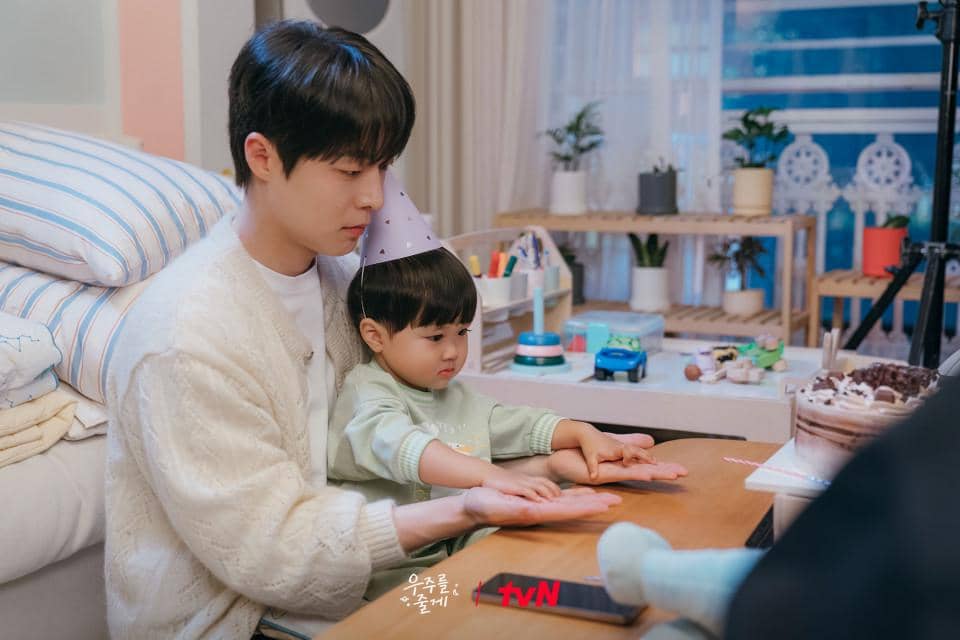 7 Bukti Woo Joo Kini Jadi Prioritas Tae Hyung di Our Universe