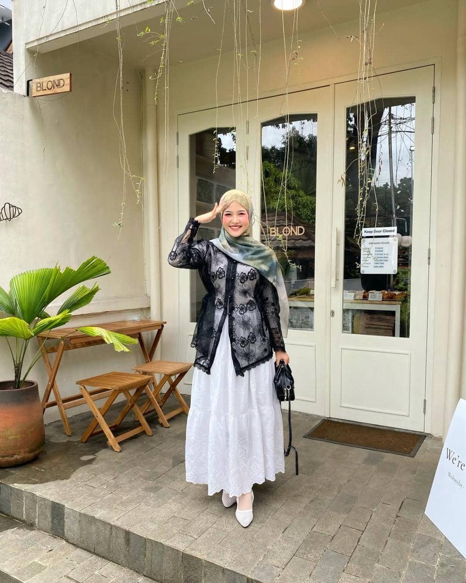 Style Lebaran Pakai Rok Putih ala Mirna Kumalasari