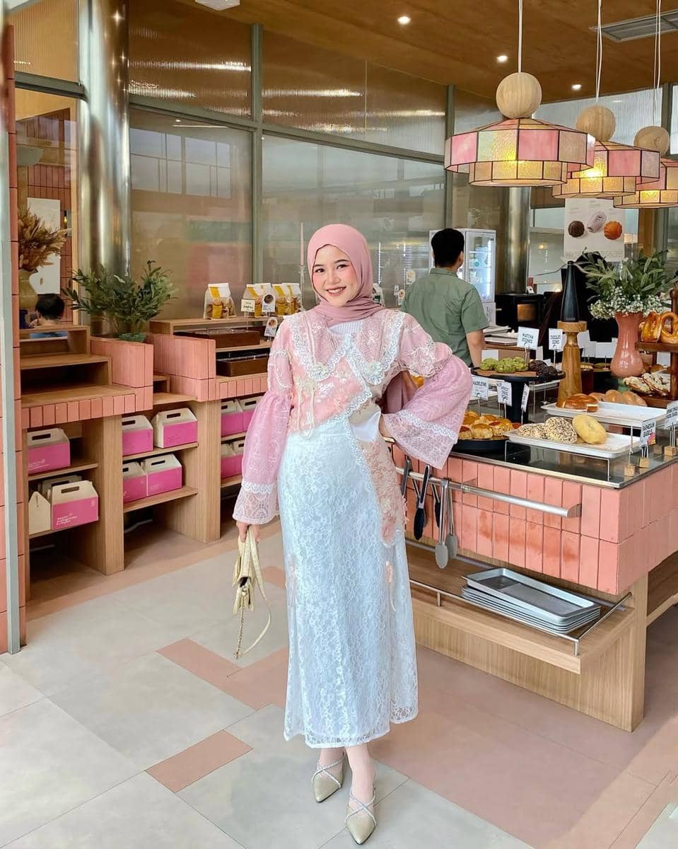 Mix and Match Lebaran Pakai Rok Putih ala Mirna Kumalasari