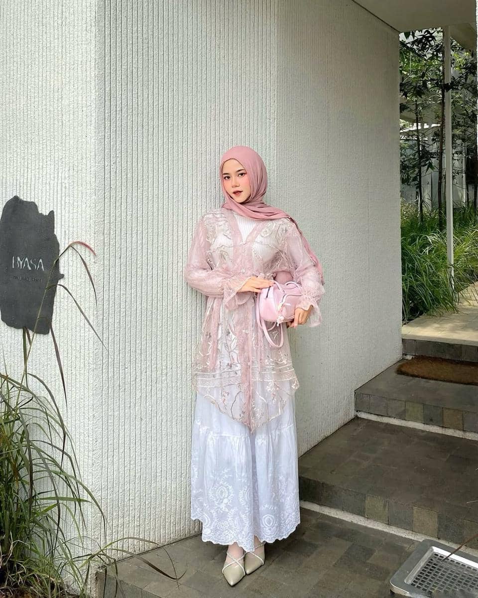 Gaya Lebaran Pakai Rok Putih ala Mirna Kumalasari