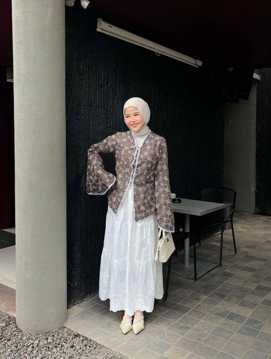 Outfit Lebaran Pakai Rok Putih ala Mirna Kumalasari