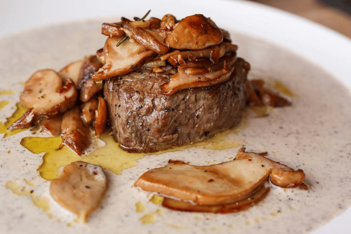 ilustrasi hidangan dengan saus krim truffle