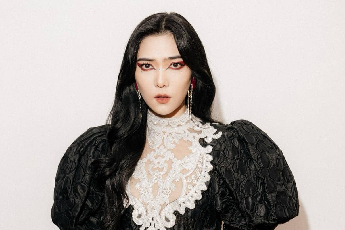 7 Potret Penampilan Isyana Sarasvati yang Gothic Abis