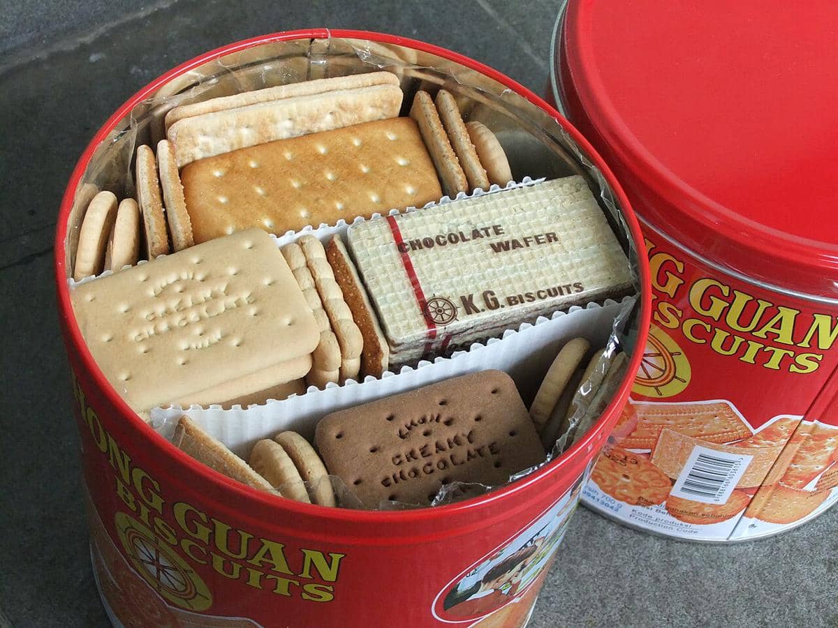 Bukan Hiasan! Ternyata Ini Alasan Kenapa Lubang Biskuit Berbentuk Bulat Kecil-kecil